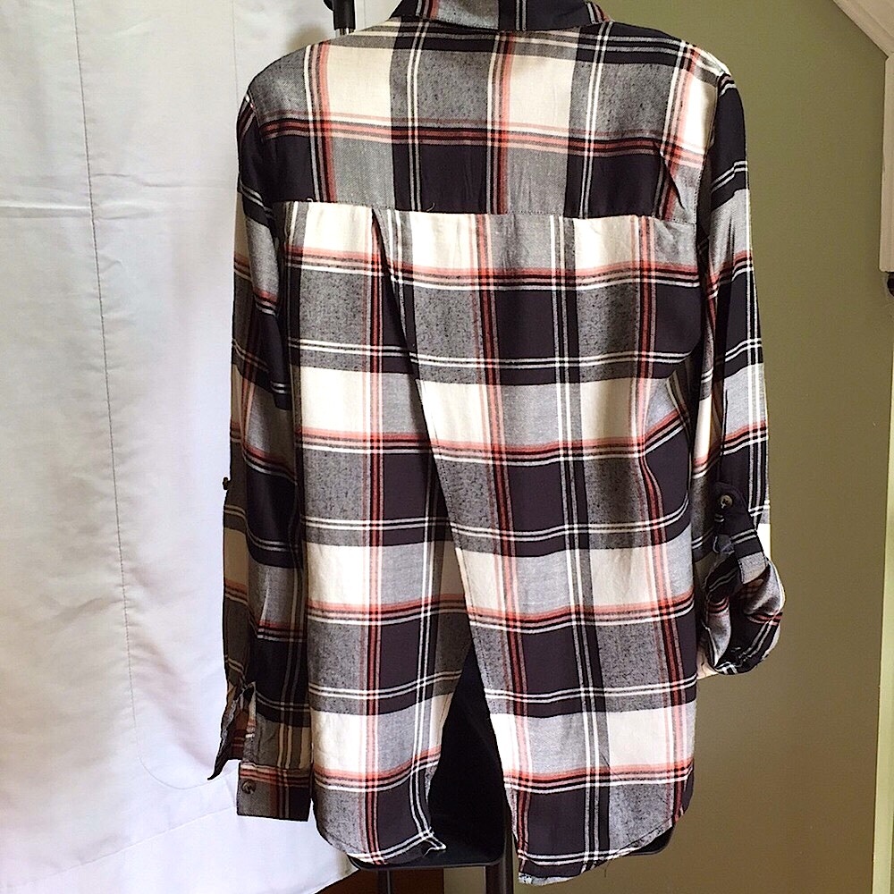 NWOT, Charlotte Russe shirt, back diagonal opening - Picture 7 of 7